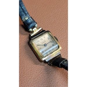 Rare Vintage Titus 18k Gold And Original Lizard Leather Band Watch